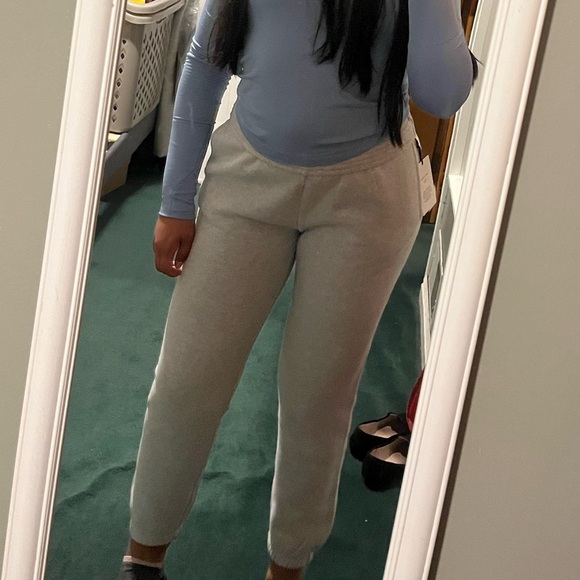 Aritzia Sweatfleece
Cozy Fleece New Perfect Sweatpant - Picture 4 of 4